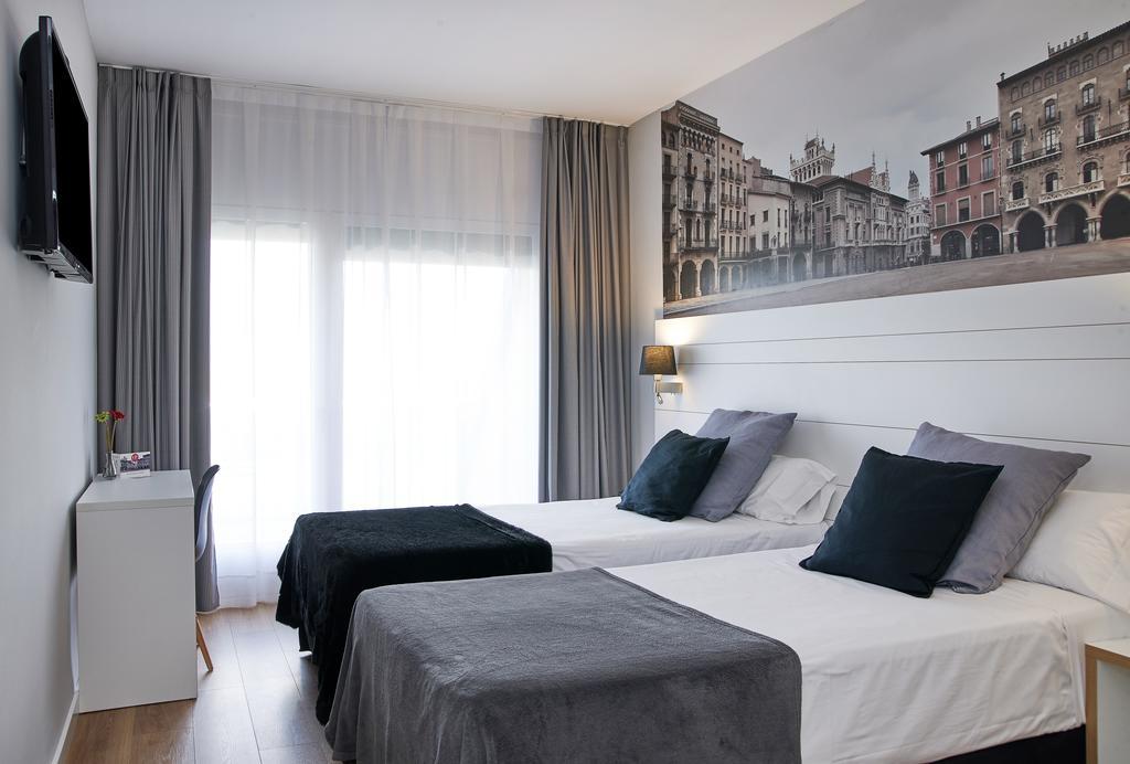 Hotel Can Pamplona Vic Exterior photo